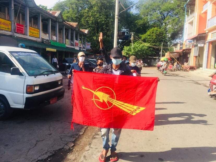 IrrawaddyNews's tweet photo. Students took to the streets against the military regime in Pyinmana, Naypyitaw on Saturday. (Photo: CJ) #WhatsHappeningInMyanmar https://t.co/0NeTQwG4Vg