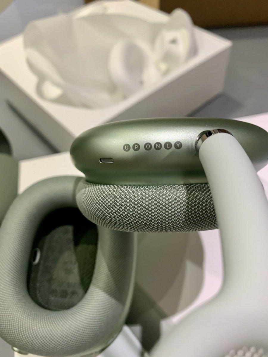 0xDamien's tweet image. I bought an AirPods Max in GREEN and engraved it with UP ONLY at 4k. 

I am my own top signal.