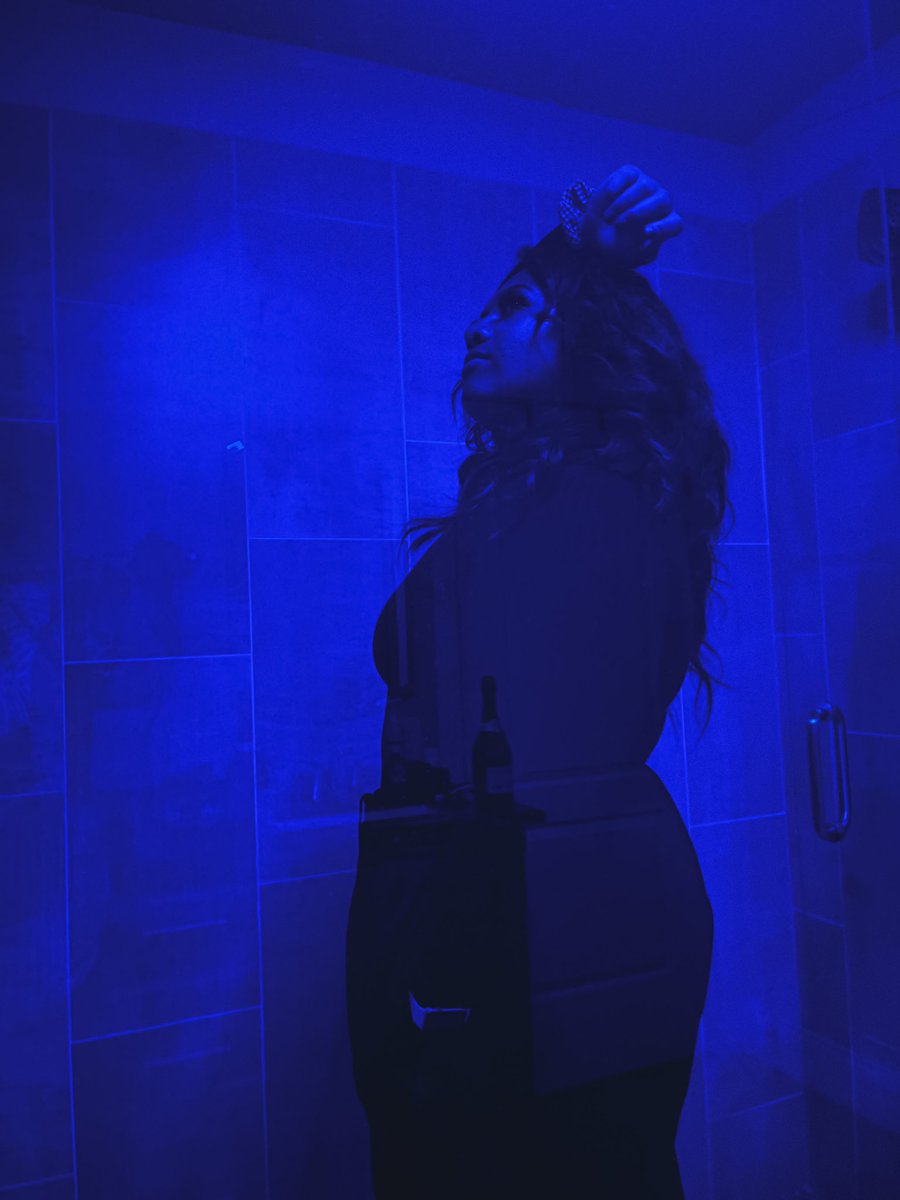 npakalani21's tweet photo. not the airbnb/shower photoshoot lol 
PC: @kfdb21 https://t.co/uh1RdFbCXg