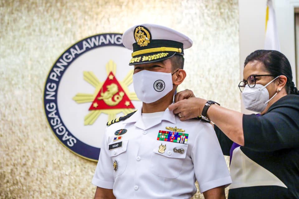 inquirerdotnet's tweet photo. LOOK: VP Leni Robredo congratulates her security aide Lt. Danilo Vidad who was promoted to Lieutenant Commander of the Philippine Navy.

“I can definitely say he is a major asset of the AFP and one of the officers who will make a mark in our country’s future,” she wrote on FB. https://t.co/xxyWkAvIM5
