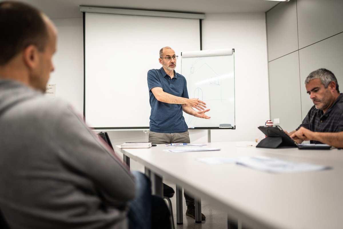 francescbuxeda's tweet photo. Les reunions equip #butxacatv són estones x compartir vivències, idees innovadores, estratègies, dificultats i encerts. Tb x debatre, conversar, escoltar-nos i aprendre
Professionals inquiets, combinació d'experiència i joventut, q ens impliquem i gaudim
👁‍🗨https://t.co/TS7FMztpTb https://t.co/DY6WZ20cPk