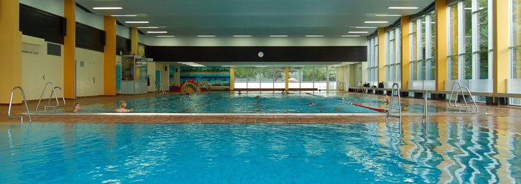 Das Hallenbad im Büttelborner Weg wird ab dem 1. Juni 2021 nach mehrmonatiger Corona-Zwangsschließung wieder für die Öffentlichkeit geöffnet sein. Voraussetzung dafür ist, dass die Inzidenz im Landkreis Darmstadt-Dieburg unter 100 bleibt. Mehr Infos: ow.ly/V1dw50ES4Bc