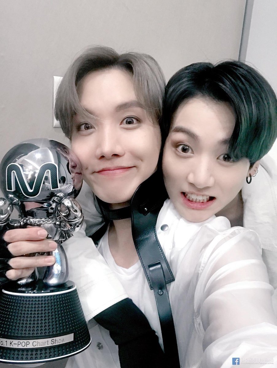 yoonmBTSvote's tweet photo. グクの好きな写真！+ホビひょん
ギャップエグい。

I'm voting for @BTS_twt for #BBMAsTopSocial https://t.co/RzKueSHgyf