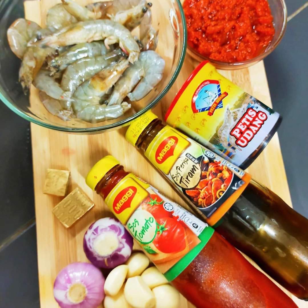 DailyMakan's tweet photo. Resipi Char Kuey Teow Homemade Padu😚

Bahan-bahan kuah:
Udang anggaran 10 ke 15 ekor
2 biji bawang besar saiz sederhana
7 ulas bawang putih
4 sdb cili kering kisar
1 1/2 cube pati ikan bilis
10 sdb kicap biasa.
2 sdb sos tomato
2 sdb sos tiram
1 sbd petis udang
2 sdb sos ikan https://t.co/F2DmCsfnKP