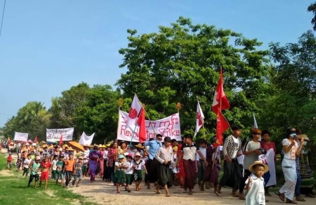 ppkx26's tweet photo. Local people in Thaphan Seiksi West Villages, Kyunhla Township, Sagaing Regiom marched today in protest against Myanmar's military dictators who seized power in a coup on Feb 1. 
#May22Coup #MilkTeaAlliance 
#WhatsHappeningInMyanmar https://t.co/DjqFu8gORk