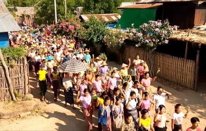 IrrawaddyNews's tweet photo. Thousands of teachers, students and locals expressed their opposition to the military regime and education system under the military regime on Saturday in Myaing, Magwe Region. (Photo: CJ) #WhatsHappeningInMyanmar https://t.co/v9TaJs54kb