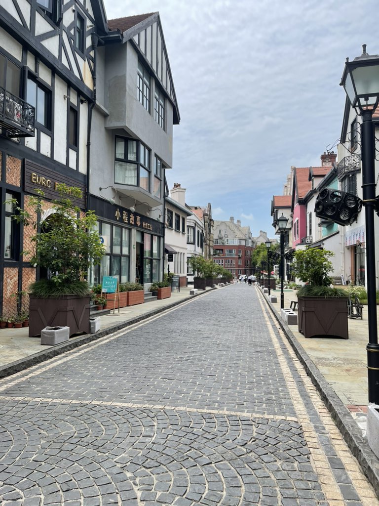 Today I’ve taken a trip out of Shanghai to visit Thames Town. A British replica town just outside Shanghai🇬🇧🇨🇳