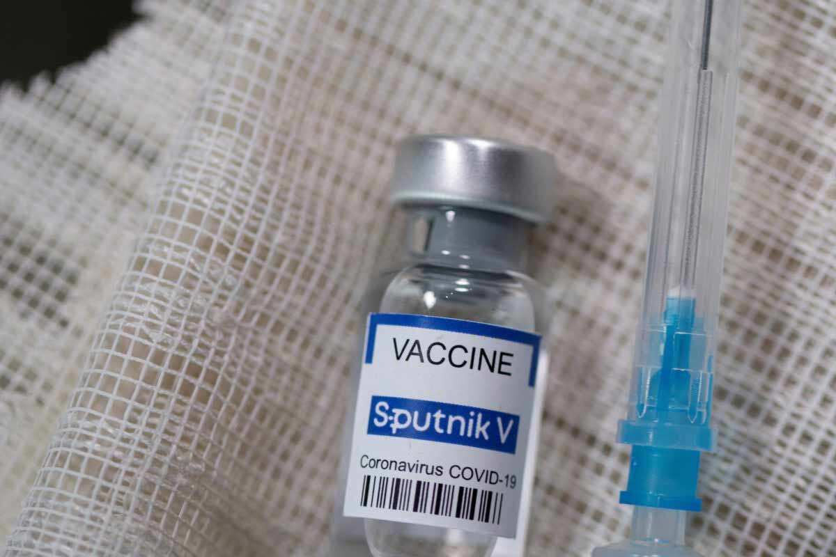 Sambad_English's tweet photo. For Sputnik, 150,000 doses plus 60,000 doses supplied to #India. By May-end about 3mn doses will be supplied in bulk. Those will be filled in India. In June, it's expected to increase to 5mn &amp; production in India expected to start in Aug: Indian Envoy to Russia, in St Petersburg https://t.co/1dvyHHDN8e