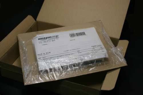 karog283's tweet image. อันนี้เป็นวิธีการห่อหนังสือของหลายๆร้านที่ญี่ปุ่น คือเค้าจะเอาหนังสือกับใบสั่งของซีลพลาสติกแนบกับกระดาษแข็งแบบรูปแรก แล้วยิงกาวติดกับก้นกล่องเลยแบบรูปที่ 2-3 เปิดกล่องมาของไม่เคลื่อน ไม่มีรอบยับ ไม่เปลืองบับเบิ้ล กันน้ำกันฝุ่นด้วย (เพราะหนังสือที่เกาะส่งใหญ่ไม่ซีลแยกเล่ม)