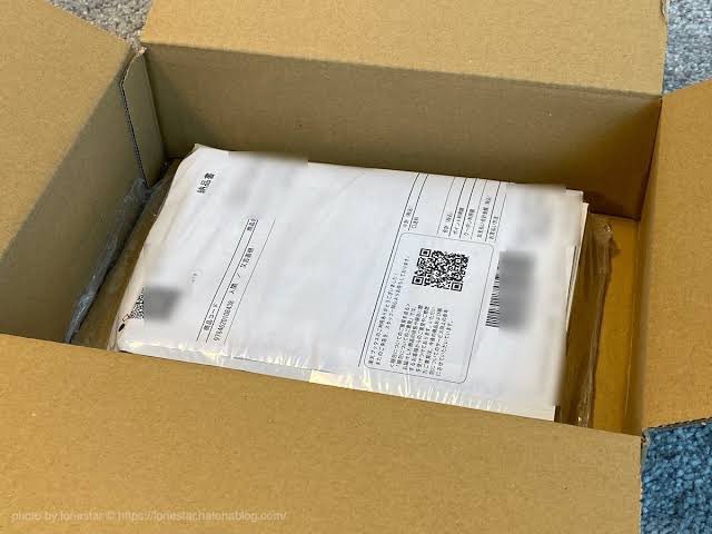 karog283's tweet image. อันนี้เป็นวิธีการห่อหนังสือของหลายๆร้านที่ญี่ปุ่น คือเค้าจะเอาหนังสือกับใบสั่งของซีลพลาสติกแนบกับกระดาษแข็งแบบรูปแรก แล้วยิงกาวติดกับก้นกล่องเลยแบบรูปที่ 2-3 เปิดกล่องมาของไม่เคลื่อน ไม่มีรอบยับ ไม่เปลืองบับเบิ้ล กันน้ำกันฝุ่นด้วย (เพราะหนังสือที่เกาะส่งใหญ่ไม่ซีลแยกเล่ม)