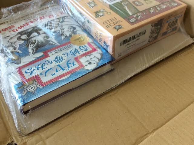 karog283's tweet image. อันนี้เป็นวิธีการห่อหนังสือของหลายๆร้านที่ญี่ปุ่น คือเค้าจะเอาหนังสือกับใบสั่งของซีลพลาสติกแนบกับกระดาษแข็งแบบรูปแรก แล้วยิงกาวติดกับก้นกล่องเลยแบบรูปที่ 2-3 เปิดกล่องมาของไม่เคลื่อน ไม่มีรอบยับ ไม่เปลืองบับเบิ้ล กันน้ำกันฝุ่นด้วย (เพราะหนังสือที่เกาะส่งใหญ่ไม่ซีลแยกเล่ม)