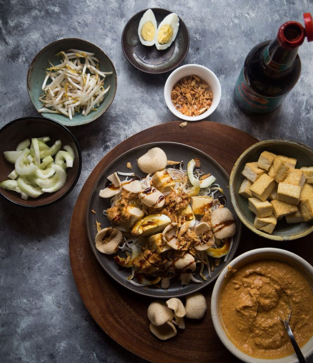 foodietariaa's tweet photo. Siang yang di sana !
Ada paket buat kakak nih. Silakan dinikmati yaa~

To : @juhaeknyon @wouhyeonkim @rxsxxnne @MEIQIIE 
Order : bakso sapi, ketoprak, es teh manis, thai tea
Message : ayoo nge baco
From : ak 

-Ji https://t.co/WNznFSWd1d