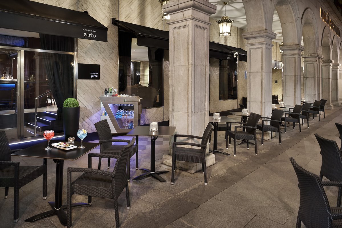 ¡Garbo Gin &amp; Cava ha vuelto! Nuestros clientes ya pueden volver a disfrutar de una variada propuesta de sabores en una de las zonas más emblemáticas, en el centro histórico de la ciudad de Granada. Especialistas en gin-tonics, cócteles clásicos y de autor. ¿Nos tomamos algo? 🥂