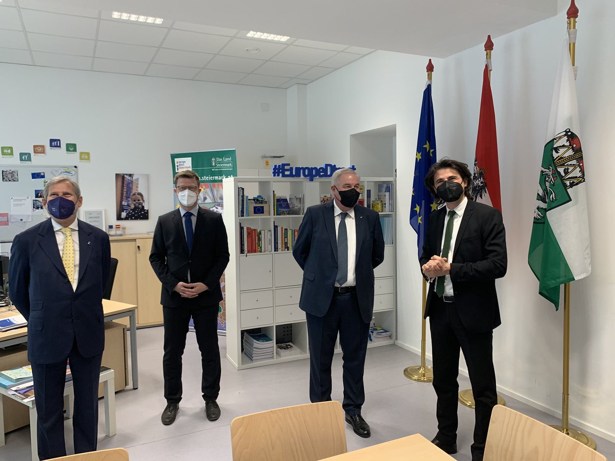 JHahnEU's tweet photo. Bei unserem Besuch in der #Steiermark war es für mich nicht nur Pflicht, sondern auch eine besondere Freude, das #EuropeDirect-Zentrum in #Graz zu besuchen. Herzlichen Dank für die Führung, Tina #Obermoser, + für den unermüdlichen Einsatz des gesamten Teams für mehr #Bürgernähe! https://t.co/pyB8zHjwK1