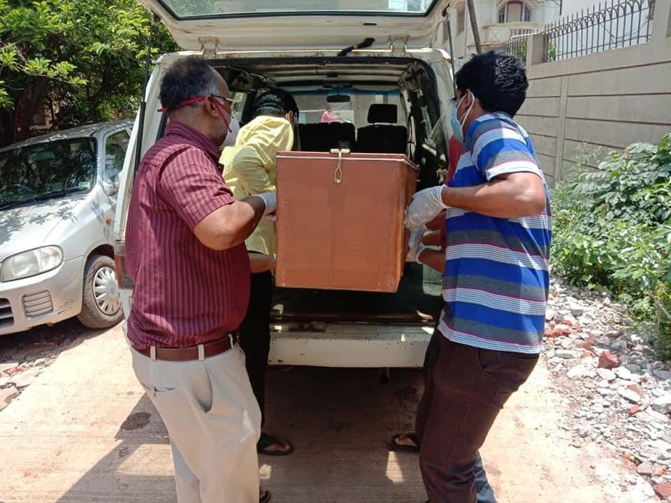 nss_pov's tweet photo. RSS wing SevaBharathi volunteers performing cremation of a Christian Covid patient in Hubballi, When it’s Seva and Rastradharma it’s only @RSSorg who can do it without any discrimination or publicity. Rest doesn’t matter. Those who ask #whereisrss ? here it is. @friendsofrss https://t.co/BYB95Y2NQX