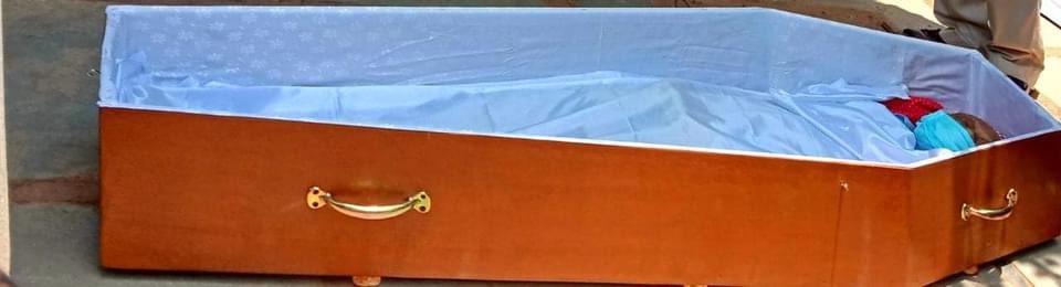 nss_pov's tweet photo. RSS wing SevaBharathi volunteers performing cremation of a Christian Covid patient in Hubballi, When it’s Seva and Rastradharma it’s only @RSSorg who can do it without any discrimination or publicity. Rest doesn’t matter. Those who ask #whereisrss ? here it is. @friendsofrss https://t.co/BYB95Y2NQX