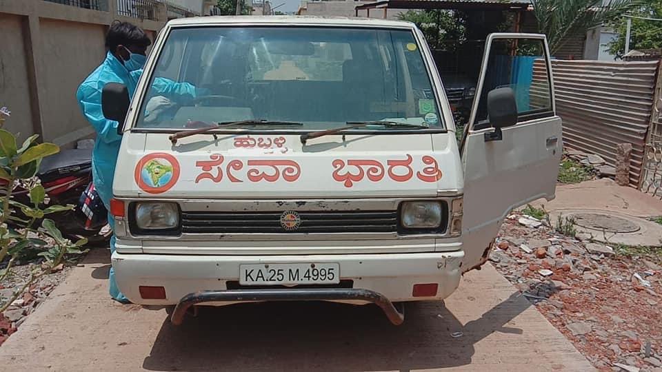 nss_pov's tweet photo. RSS wing SevaBharathi volunteers performing cremation of a Christian Covid patient in Hubballi, When it’s Seva and Rastradharma it’s only @RSSorg who can do it without any discrimination or publicity. Rest doesn’t matter. Those who ask #whereisrss ? here it is. @friendsofrss https://t.co/BYB95Y2NQX