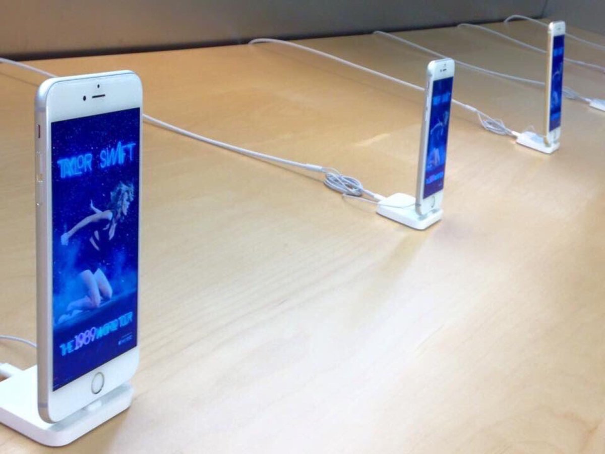 Apple Stores promoting 1989WorldTour :