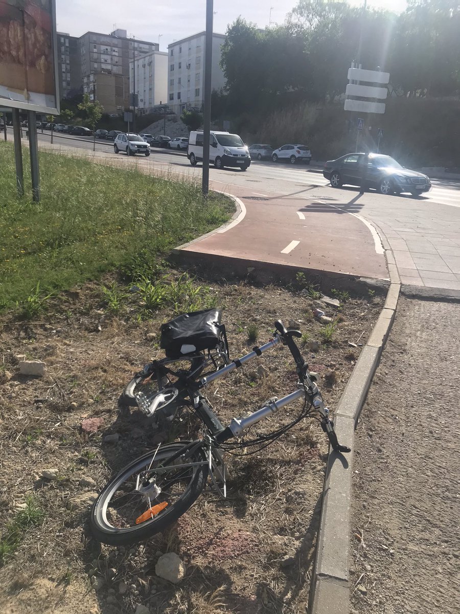 JuanMeira's tweet photo. Cómo hubiera agradecido un cartelito avisando del fin del carril bici😩
#carrilbici #jerez https://t.co/EsKQvtAQdR