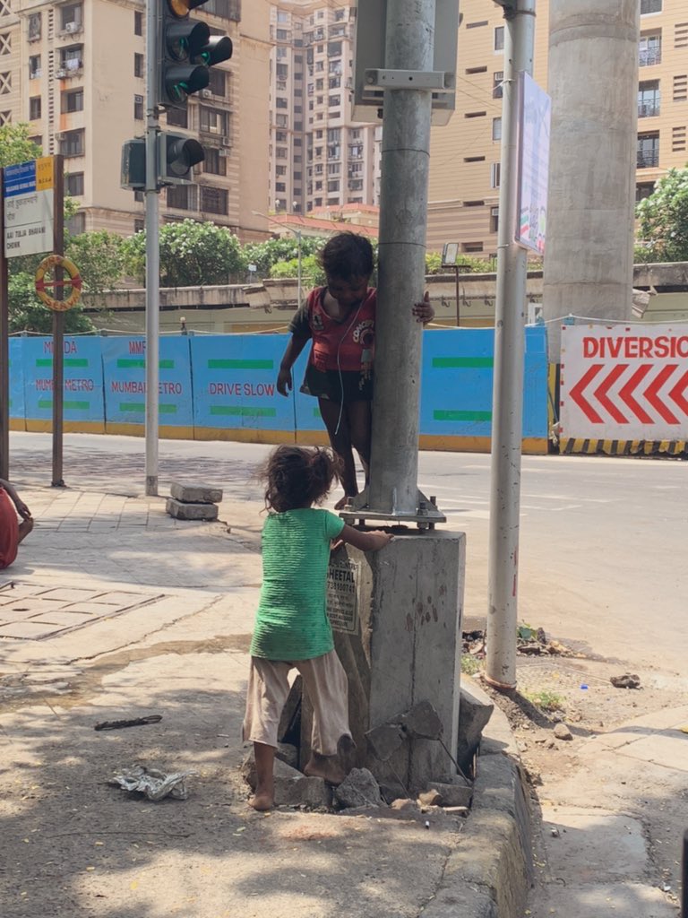 WVairagi's tweet photo. I don't know whether the weight of responsibilities is heavier or the burden of poverty, but one thing I do know is “joy” resides in both equally. -
#WordsOfVairagi #Mumbai #Joy 💫 https://t.co/BxNrYN0ARL