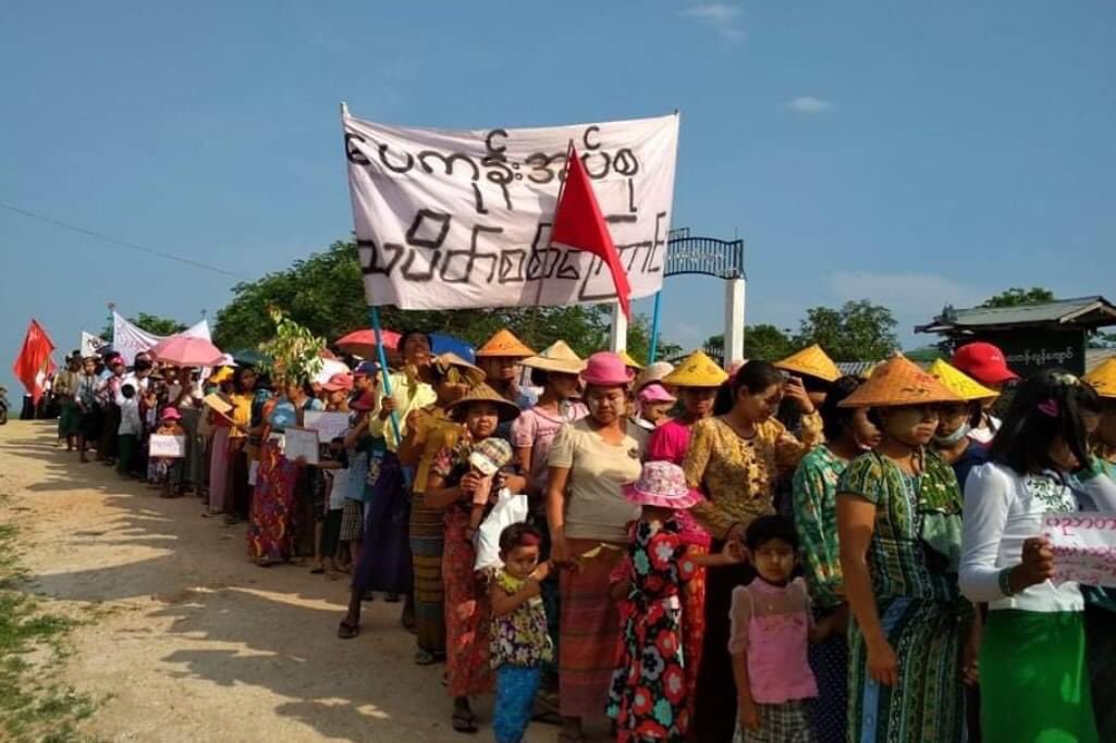 GRCIE17's tweet photo. Local people in Thaphan Seiksi West Villages, Kyunhla Township, Sagaing Regiom marched today in protest against Myanmar's military dictators who seized power in a coup on Feb 1. 
#May22Coup #MilkTeaAlliance 
#WhatsHappeningInMyanmar https://t.co/q2o4TAZHDz