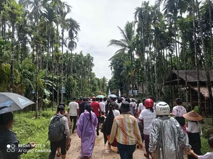 GRCIE17's tweet photo. Under the bad weather, Protesters can't stop their protest.
Today they continue staged an anti-military strike in Taungpyauk, Thayet Chaung Township.

#NoFlyZoneInMyanmar
#May22Coup
#WhatsHappeningInMyanmar https://t.co/8w9uSoq5BC