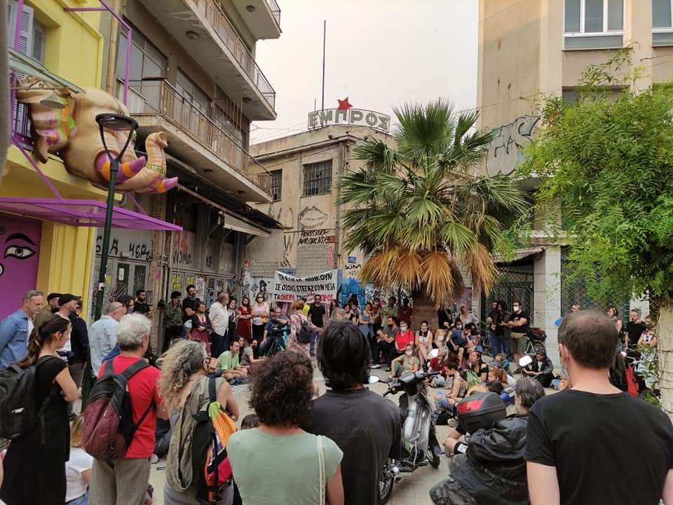 _hapankaali_'s tweet image. Toissa iltana #Ateena'ssa järjestettiin yleiskokous #Empros-teatterin edustalla. Kokous päätti kutsua koolle täksi illaksi mielenilmauksen, jonka tarkoitus on juhlia taidetta ja vapautta! (lähde: m.facebook.com/story.php?stor…)