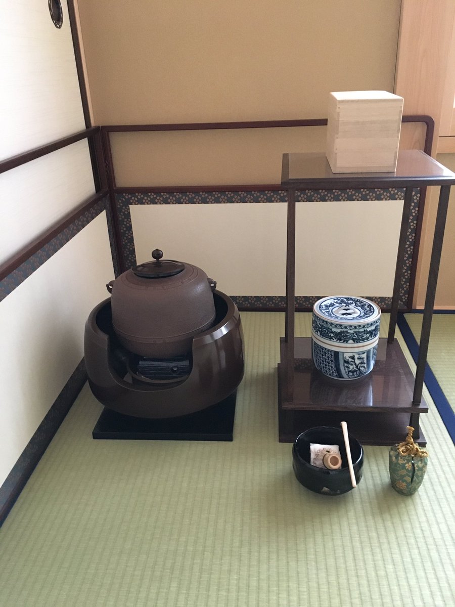 裏千家茶道教室 花南庵 最近 時間があるので 茶道具カタログやネットショッピングやヤフオクを見ては あれもこれも欲しくなる 真台子と唐銅皆具 桑小卓と平建水を買って あとはちょっと我慢 四ヶ伝を徹底的に 一人稽古 そろそろ6月のお稽古日