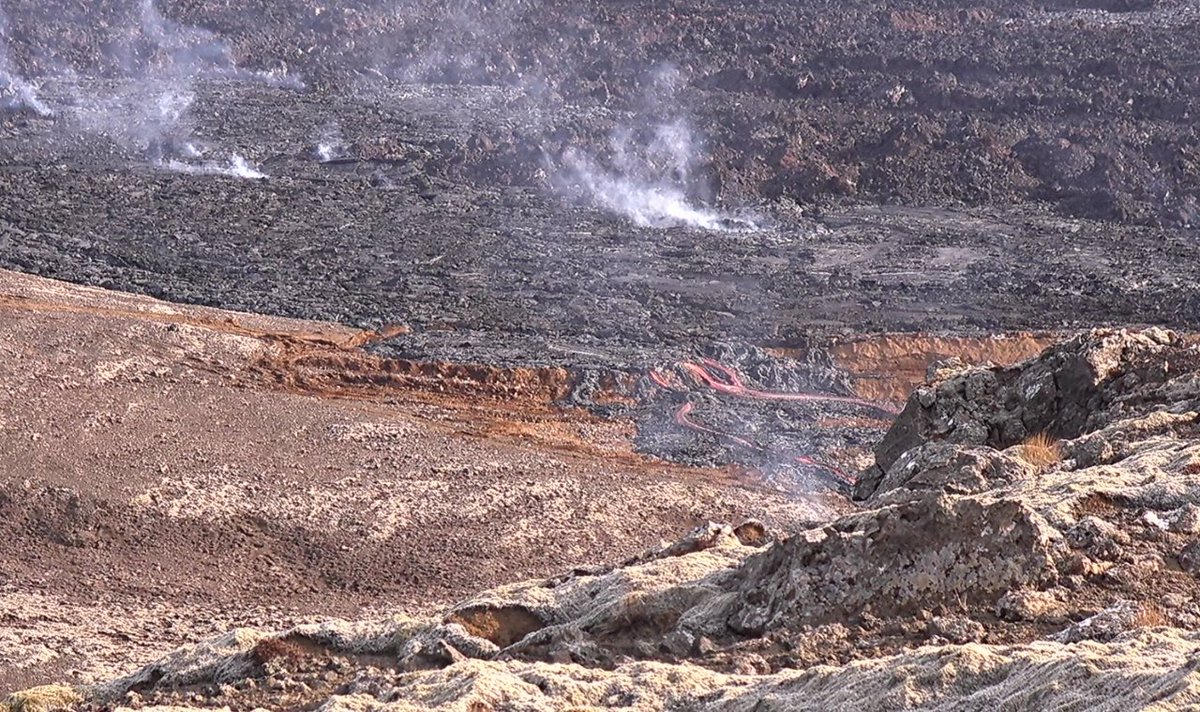 geoviews's tweet photo. Volcano 1 - 0 Humans: This morning the first barrier of the Eastern dam was overrun by lava as can be seen in the live feed of Iceland’s national broadcaster @RUVohf https://t.co/gAm6PiC60v (see bottom right corner of the first stream) #volcanolive #iceland #volcano #lava https://t.co/KyrY41oRLq
