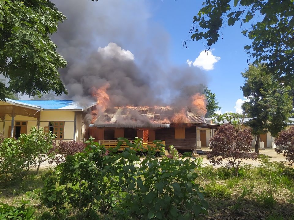 MilkTeaMM_MTAM's tweet photo. A heavy artillery shelling by the Junta terrorists destroyed the bridge in Daw Nang Kha village, #Demoso, and set fire to a construction office.
#May22Coup
#WhatsHappeningInMyanmar
#MilkTeaAlliance https://t.co/0xoifYHqoY