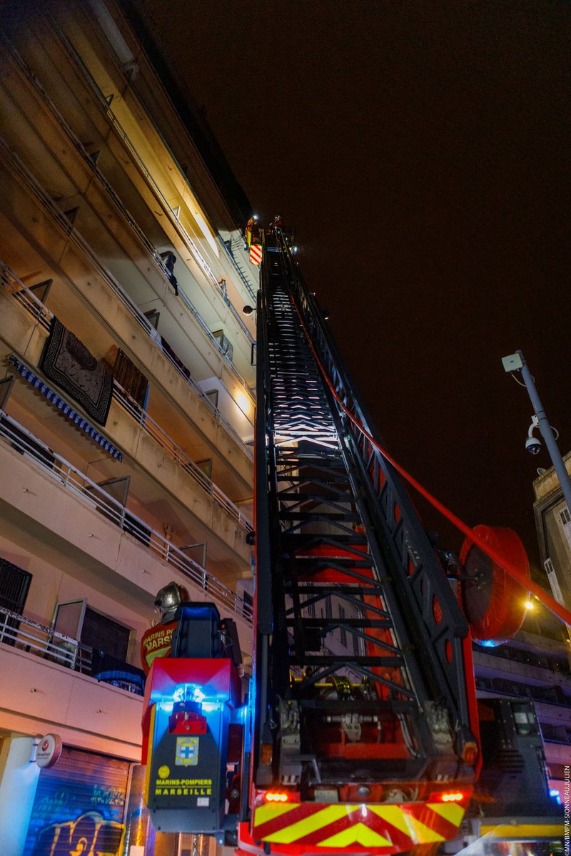 [ Retour en images - Feu d'appartement⚓🚒 ]
Minuit, les #marinspompiers sont alertés pour un feu d'appartement au 'Gyptis 1' à @marseille. 
Des sauvetages sont réalisés, 2 personnes en urgence absolue et 11 en urgence relative. 
Plus de 50 #marinsdufeu engagés.