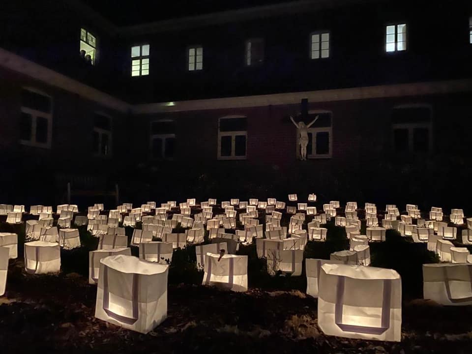 Voor het eerst dit jaar mogen wij mensen weer uitnodigen in het lichtlabyrint! Om de beurt gaat men een labyrint van 250 kaarsjes bewandelen. De avond wordt afgesloten met een schrijfoefening en worden de ervaringen gedeeld. De avond wordt begeleid door Henk Murraij.