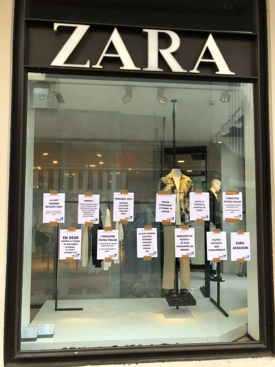 YFCNantes's tweet photo. 🔴Action en cours🔴

Aujourd'hui, plusieurs collectifs se sont retrouvés devant Zara pour dénoncer les pratiques dévastatrices de la fast fashion aussi bien sur des questions environnementales que sociales. Zara est notamment impliquée dans le scandale des ouighours. https://t.co/Jg5ki2H5JD