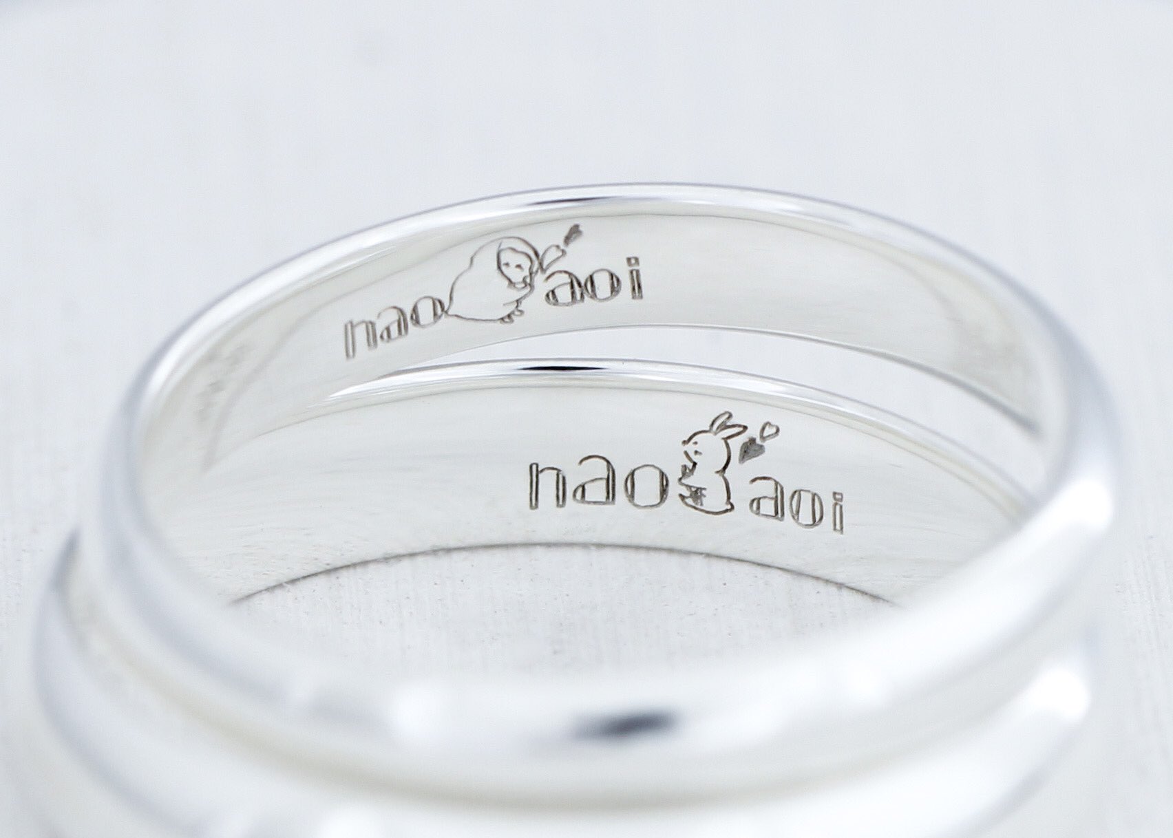 ついぶ東京工房 手作り指輪の専門店 手書き刻印を入れた オリジナルペアリング おふたりのお名前の間には それぞれうさぎとペンギンのイラストが 横に置いで並べてみると 向かい合っているようにも見えますね とっても愛らしい ついぶ東京工房 手作り指輪の専門店 手書き刻印を入れた オリジナルペアリング おふたりのお名前の間には それぞれうさぎとペンギンのイラストが 横に置いで並べてみると 向かい合っているようにも見えますね とっても愛らしい