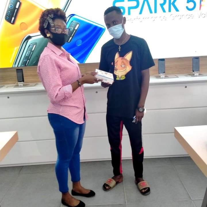 TECNOMobileCM's tweet photo. #Né_pour_se_démarquer
Challenge en cours sur 
Vskit https://t.co/Ebrg1Fzc7V
 et gagnez un #CAMON17 ou un #TECNOBuds1, félicitations 🎉 aux chanceux qui viennent de recevoir leur cadeaux
Le challenge se poursuit
@Willy kadji, lorryl,kakou9038, u57411460
#SérieCAMON17 https://t.co/cR7Y5bl9Pv