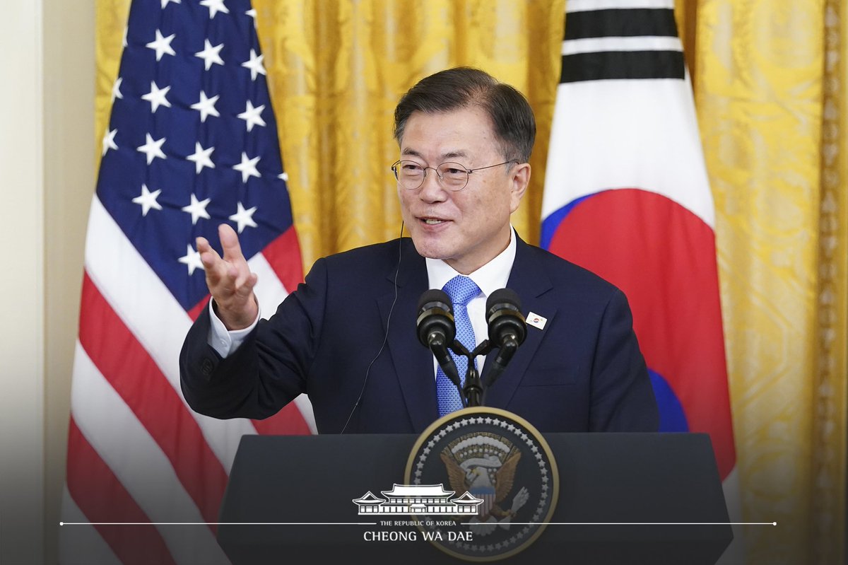TheBlueHouseKR's tweet photo. 공동기자회견 모두발언, 한미 공동성명, 한미 파트너십 설명자료(Fact Sheet) 전문을 확인할 수 있습니다.

* 모두발언 : https://t.co/RU1dmMzclD, https://t.co/YSfJlPdoMp(영상)

* 한미 정상 공동성명 : https://t.co/V12GjUVOjQ

* 한미 파트너십 설명자료 : https://t.co/NRu1cFFro0 https://t.co/3yemeFKho0