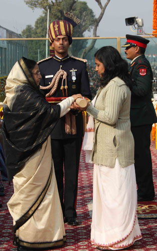 Image of Smt. Reena Jojan Thomas receiving the #AshokaChakra posthumously awarded to her husband Col. #JojanThomas during Republic Day Parade in 2009.

Give foremost tributes to the Braveheart of #IndianArmy on #GallantryAwards Portal: gallantry.awards.gov.in/tribute 

@SpokespersonMoD