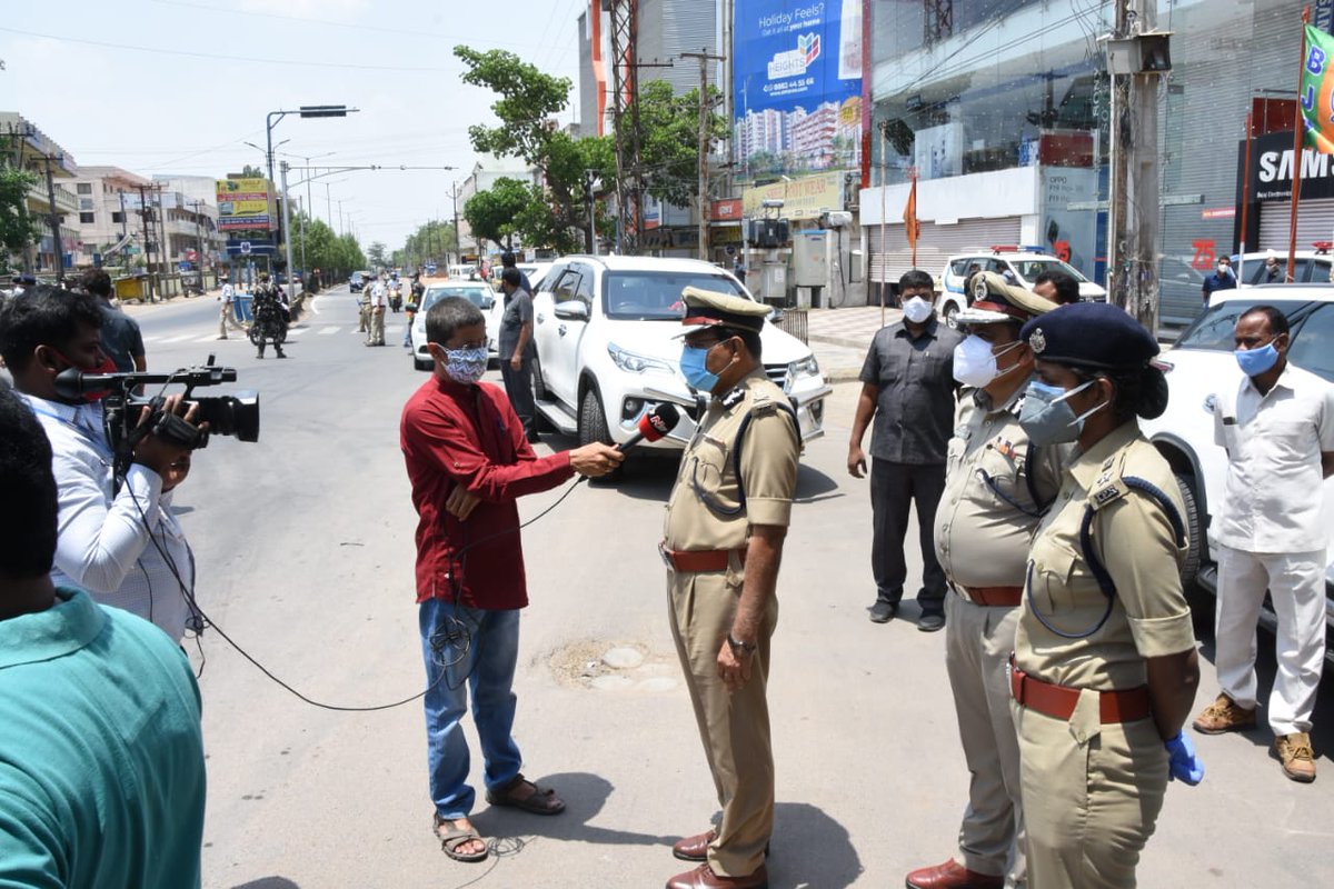 TelanganaCOPs's tweet photo. Sri. M. Mahendar Reddy IPS, Director General of Police, Telangana inspected the Police enforcement and implementation of #lockdown at various parts of Hyderabad City under the limits of @RachakondaCop https://t.co/LA3e6jloDQ
