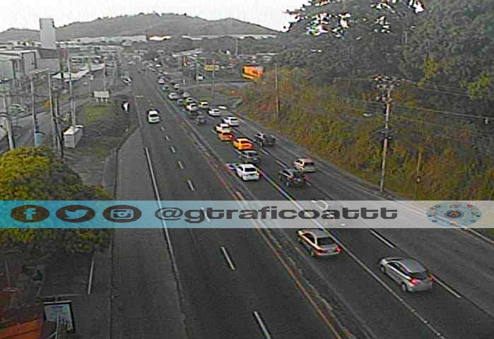 gtraficoattt's tweet photo. #InformaGT Vista del tráfico en la Ave. Boyd Roosevelt a la altura de la entrada de Villa Zaita en ambas direcciones. https://t.co/AZ33ns5RSp