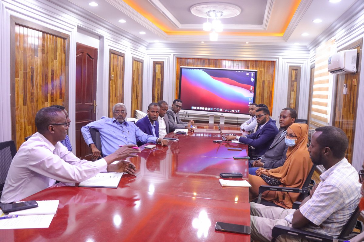 Jtech_somalia's tweet photo. Xubno ka socda Jtech ayaa ka qeybgalay madal loogu diyaar garowbayay bandhiga SomQuiz App. Madasha waxa ka soo qeybgalay xubno ka tirsan @moechesomalia uu hogaaminayo Wasiir Eng. Cabdulaahi A. Xaaji.
App-kan waxaa hirgeliyay @Jtech_somalia, waxaana iska leh Machadka SomQuiz. https://t.co/QNqXQtSdJM