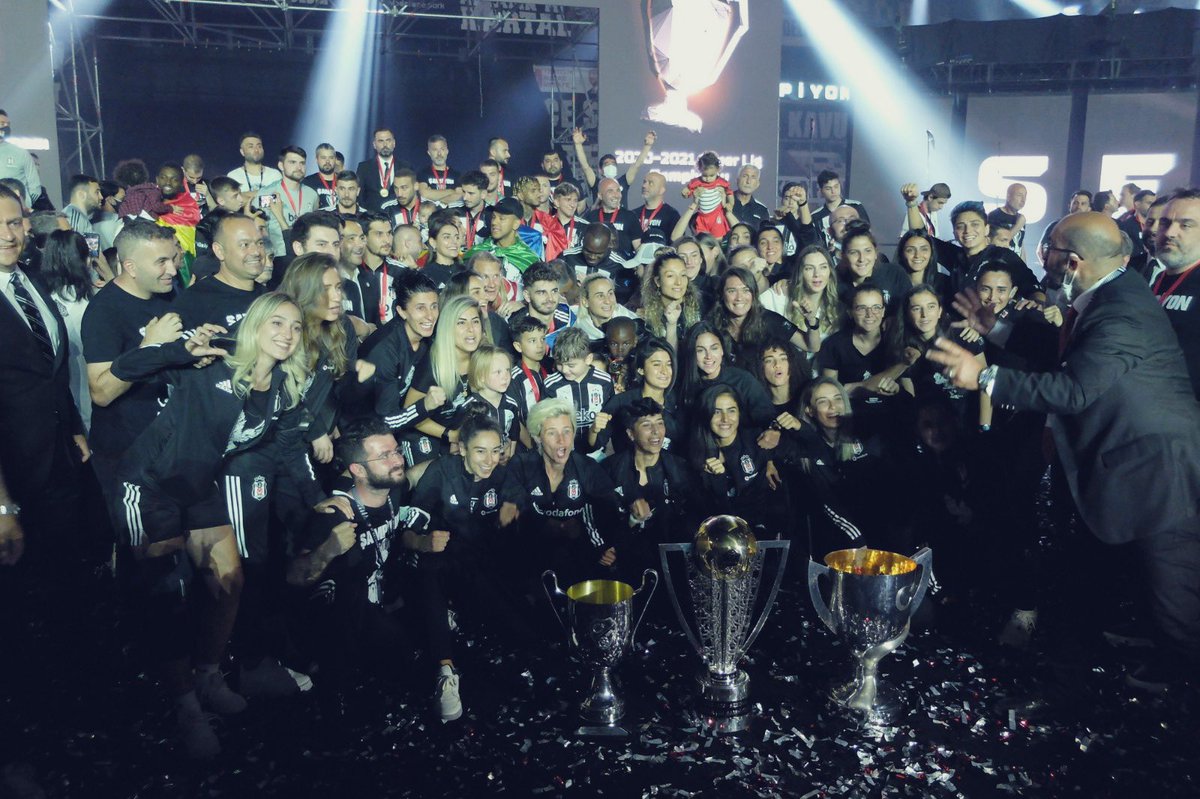 3 kupa vardı, 3ünü de aldık. Kadınlı Erkekli kutlamamızla da Türkiye’de bir ilki yine Beşiktaşımız bizlere yaşattı. İlklerin takımı olmaya devam 💪🏾🦅🖤🤍