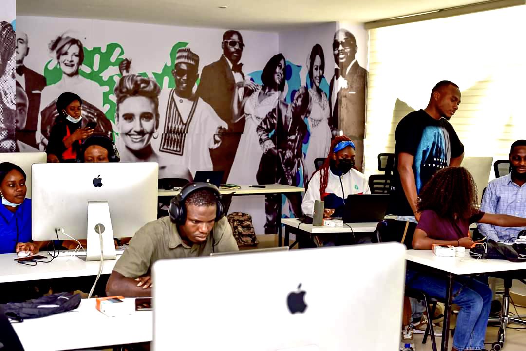 ELCreativeAcad's tweet photo. The post-production process for all our graduating studentโs final projects are well underway. Stay glued to our page for tantalising tips straight from the minds our now expert video editors ๐ฅ ๐
#EbonylifeCreativeAcademy
#FilmSchool
#FinalisingProject
#PostProductionProcess https://t.co/EAHJReLfJi