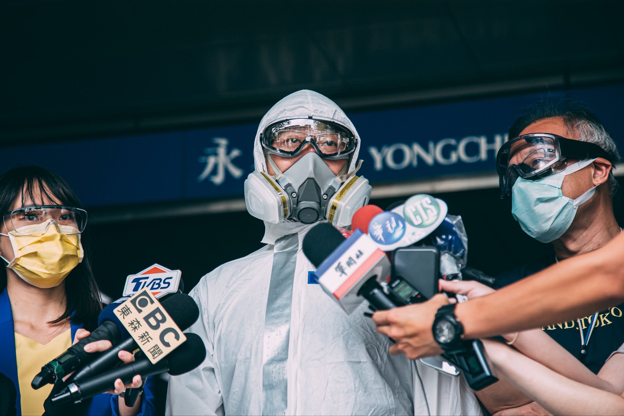 軍聞社military News Agency Roc Taiwan 身為指揮官 我必須完成我的任務 33化學兵群龔指揮官指出 目前疫情尚未穩定 他擔任指揮官 一定會親自帶領著所屬勇往直前 全力守護家園 在現場為化學兵加油打氣的民眾熊先生表示 很感謝國軍在