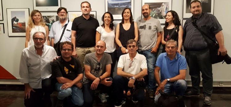 La Asociación Profesional de Fotoperiodistas de Aragón, en reconocimiento a su labor durante la pandemia, recibirá esta tarde a las 20:00 en <a href="/AlmaMaterZgz/">Alma Mater Museum</a> y de manos del Arzobispo de Zaragoza, Don Carlos Escribano, el V Premio 'Comunicar en Valores'.