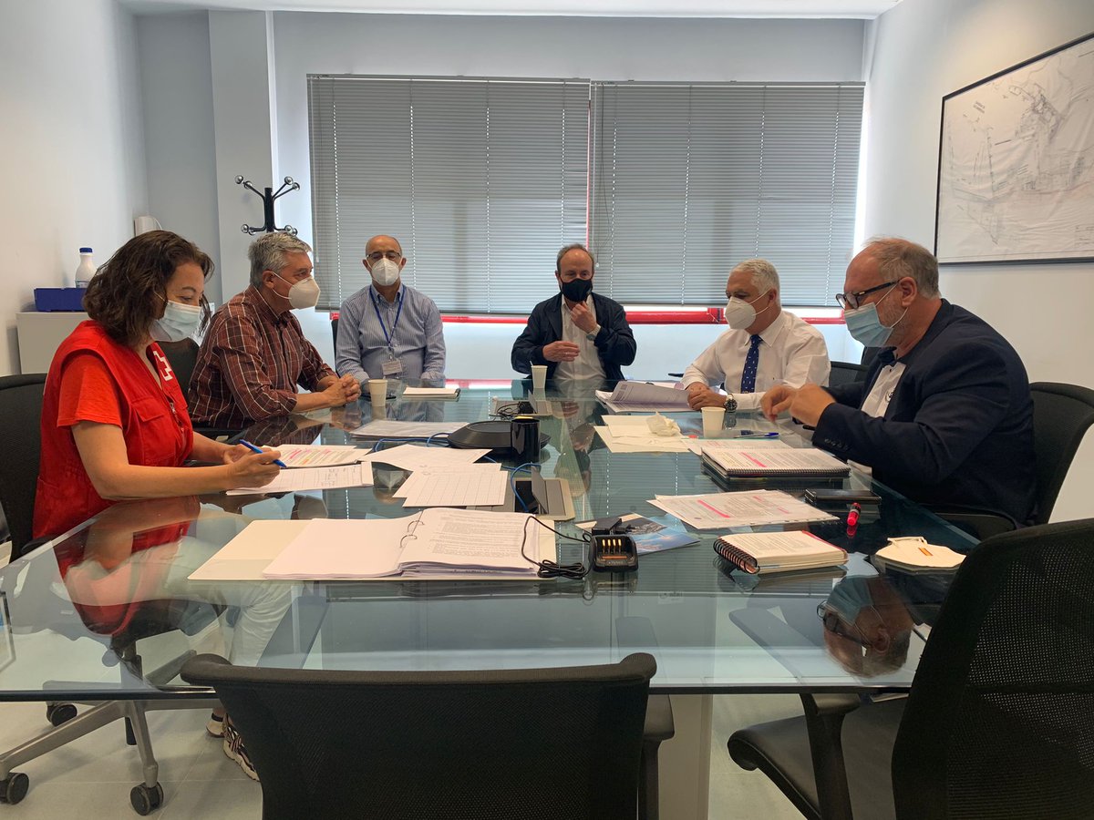 CruzRojaRMurcia's tweet photo. En el ejercicio #MARSEC21 se simula el hundimiento de una gabarra, tripulación de #LSAtenea de @CRE_Emergencias rescata a dos tripulantes. El patrón de la misma es rescatado por buzos del CBA. Todos son atendidos en tierra por @CRE_Emergencias y #061 https://t.co/UCQfxzlBI4