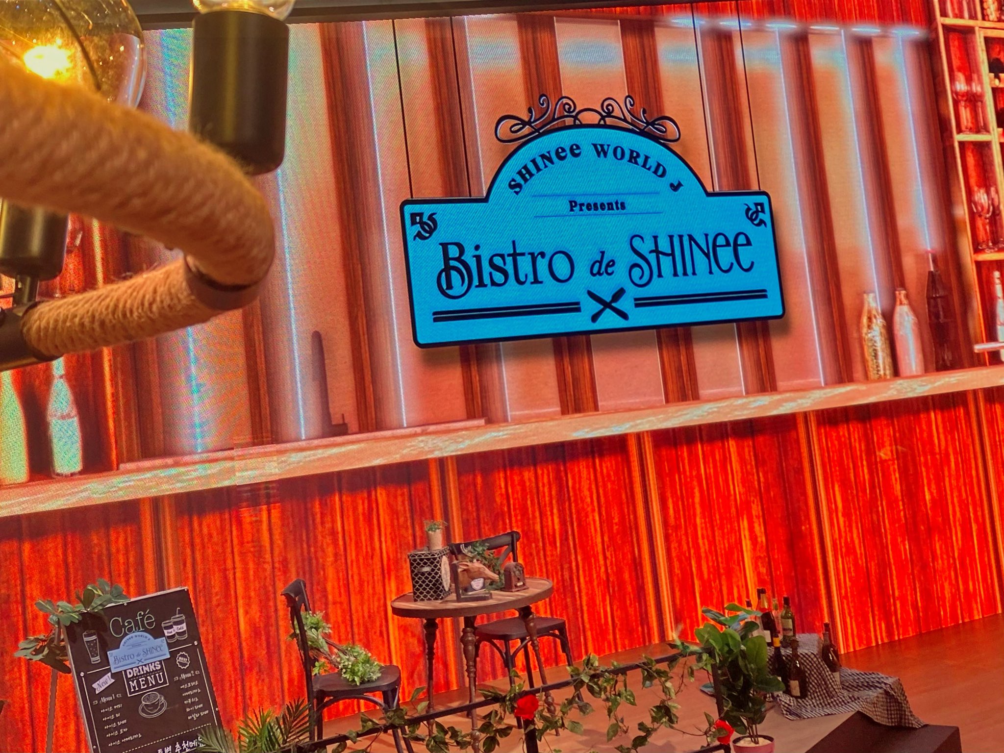 Shinetter ｼｬｲﾆｯﾀｰ Shinee World J Presents Bistro De Shinee オープンに向けて準備が着々と進んでいます なんと 新曲披露のためにメンバーたちが密かに練習もしてるとか ぜひお楽しみに チケット詳細はコチラ T Co Kijrb7z1dn