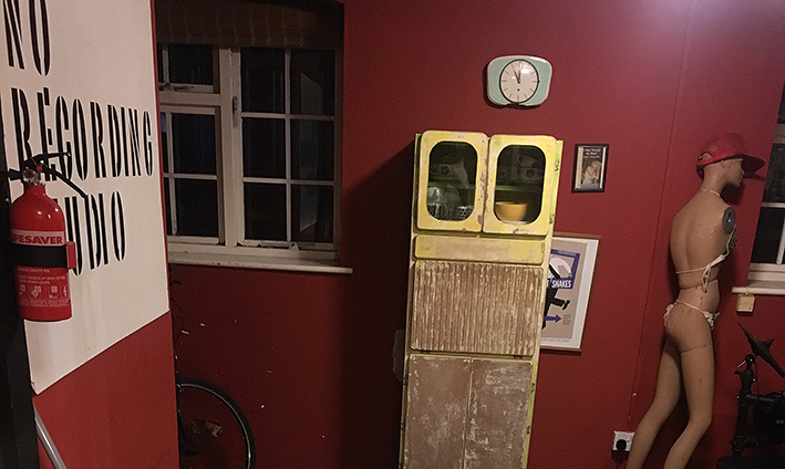 thewiremagazine's tweet image. John Hannon, owner of Southend studio NO Recording and member of Liberez, died on 5 May 2021. In our Oct 2020 issue he wrote a Global Ear essay on how he adapted during lockdown:

reader.exacteditions.com/issues/89752/p…

Photos: NO Studio; John Hannon (far left) with Liberez by Mikael Gregorsky