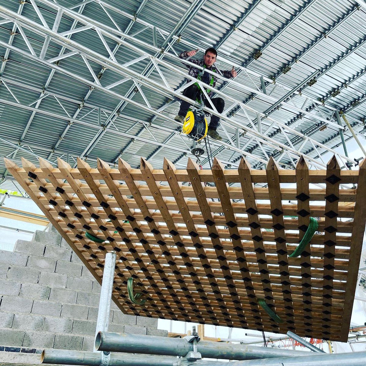 ArcadianRyan's tweet photo. The portcullis is finally in place. Great work from @CraigDeakin91 💪💪💪 #Arcadian #arcadianrestoration #BuildMyCastle https://t.co/QYgfhcWjyJ