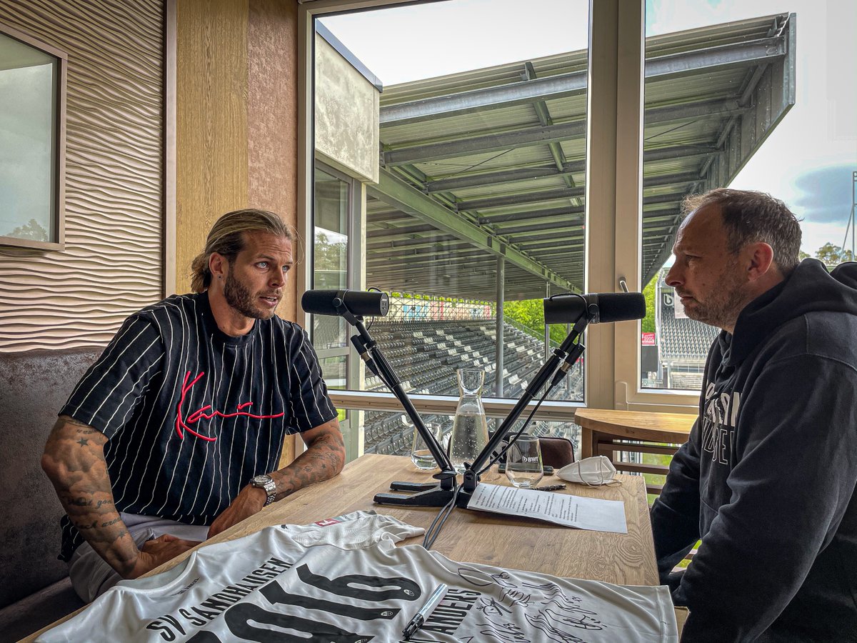 SV_Sandhausen's tweet photo. 🗣️ "Ich bin davon überzeugt, dass wir das Spiel in Bochum rocken werden!"
In der letzten Podcast-Folge dieser Saison spricht Markus #Beer mit dem derzeit leider verletzten Dennis #Diekmeier. Reinhören lohnt sich! 🎧
___________
#SVS1916 #WirEchtAnders #echtundanders https://t.co/tx5aISBFR4