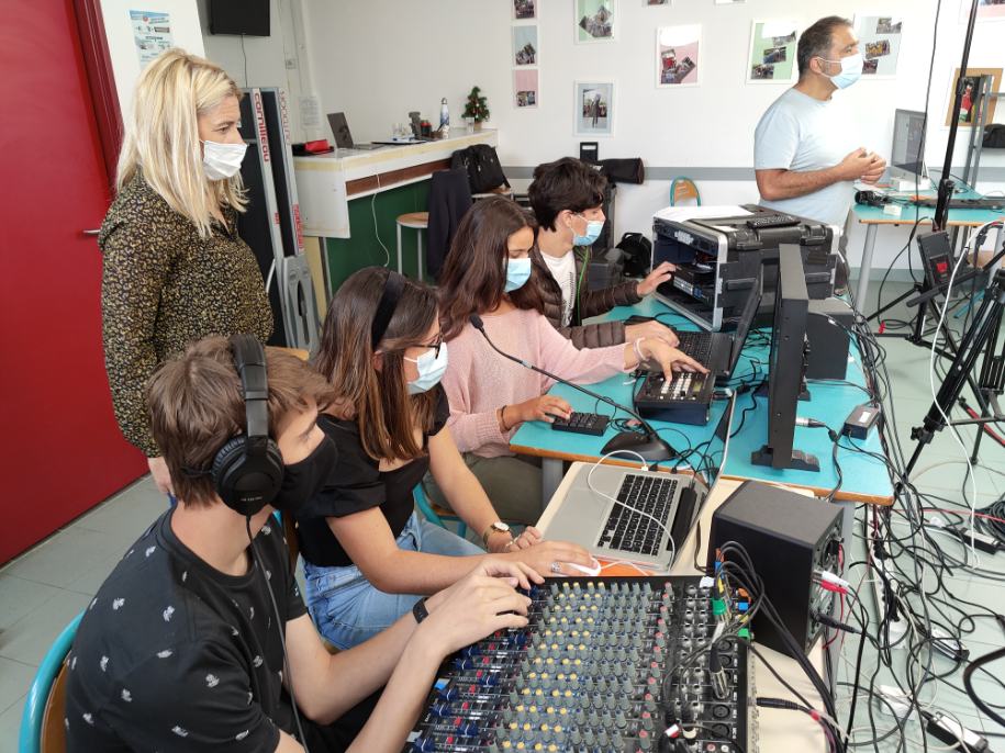 Anonymal's tweet photo. [#SalonDesJeunes] 
🐧 Nos ateliers de formation audiovisuelle se poursuivent au Salon Des Jeunes à Martigues. Aujourd'hui, nous initions les jeunes au tournage, au montage, au plateau et à la régie plateau ! https://t.co/jcF28O3QK8